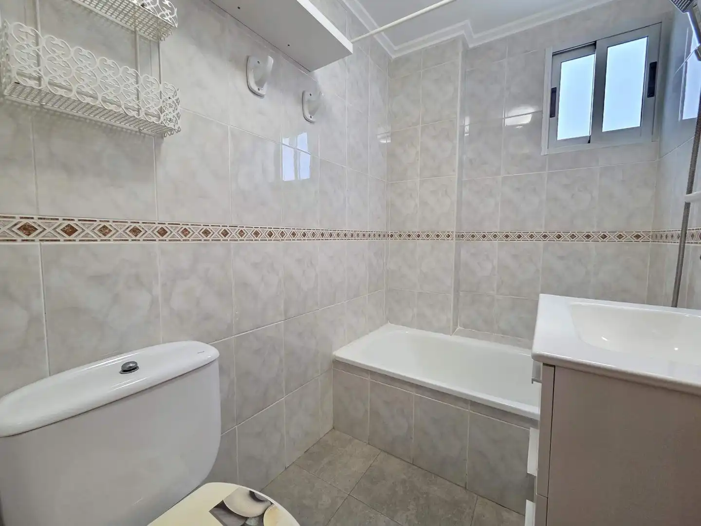 Baño de Apartamento en venta en Bellreguard con Terraza, Amueblado y Balcón