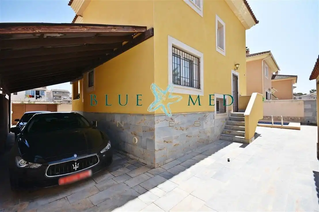 Vista exterior de Casa o xalet en venda en Mazarrón amb Aire condicionat, Calefacció i Jardí privat