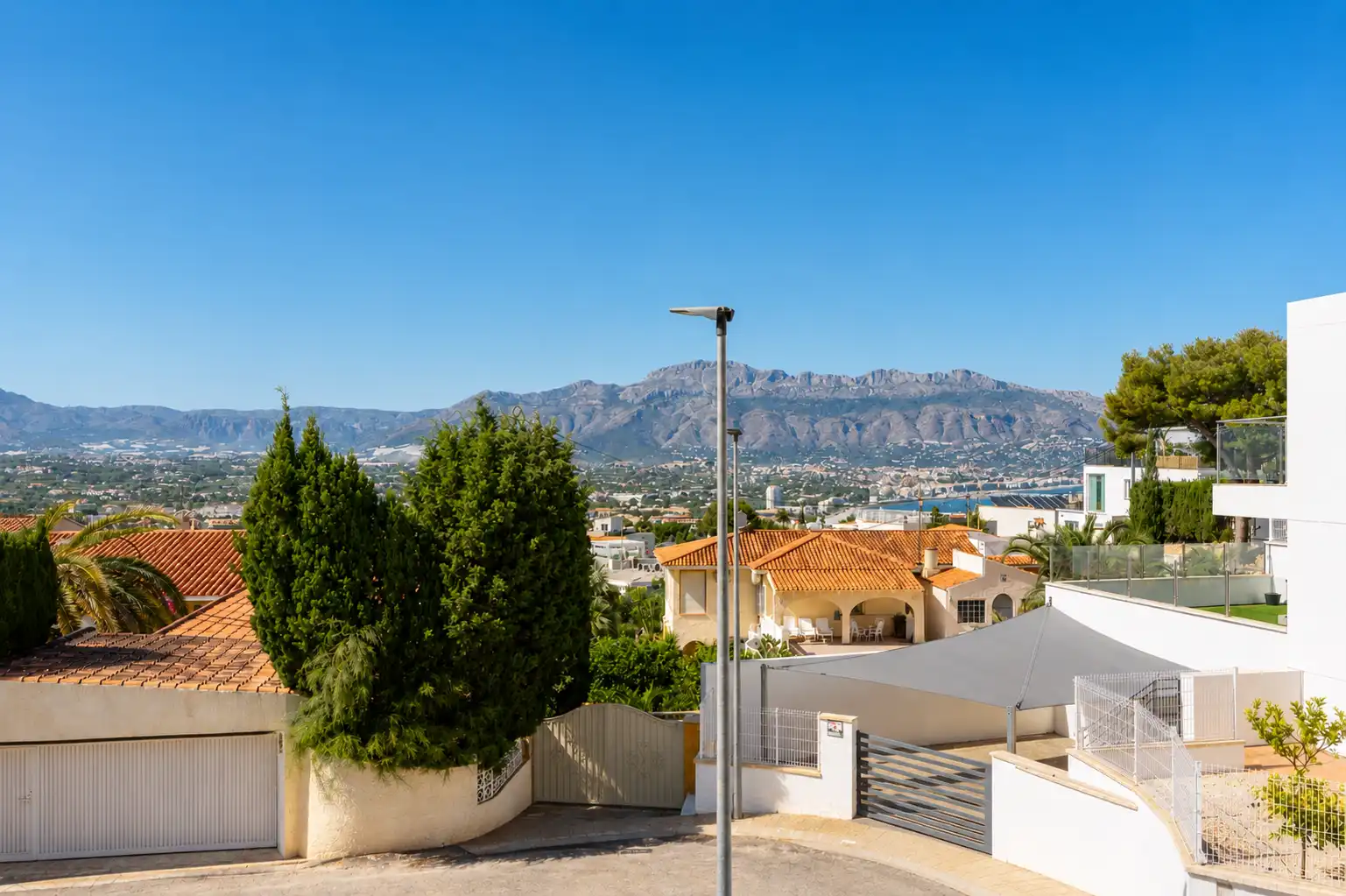 Vista exterior de Casa o chalet en venta en L'Alfàs del Pi con Terraza y Piscina comunitaria