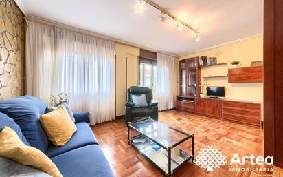 Sala d'estar de Pis en venda en Bilbao  amb Calefacció, Terrassa i Moblat