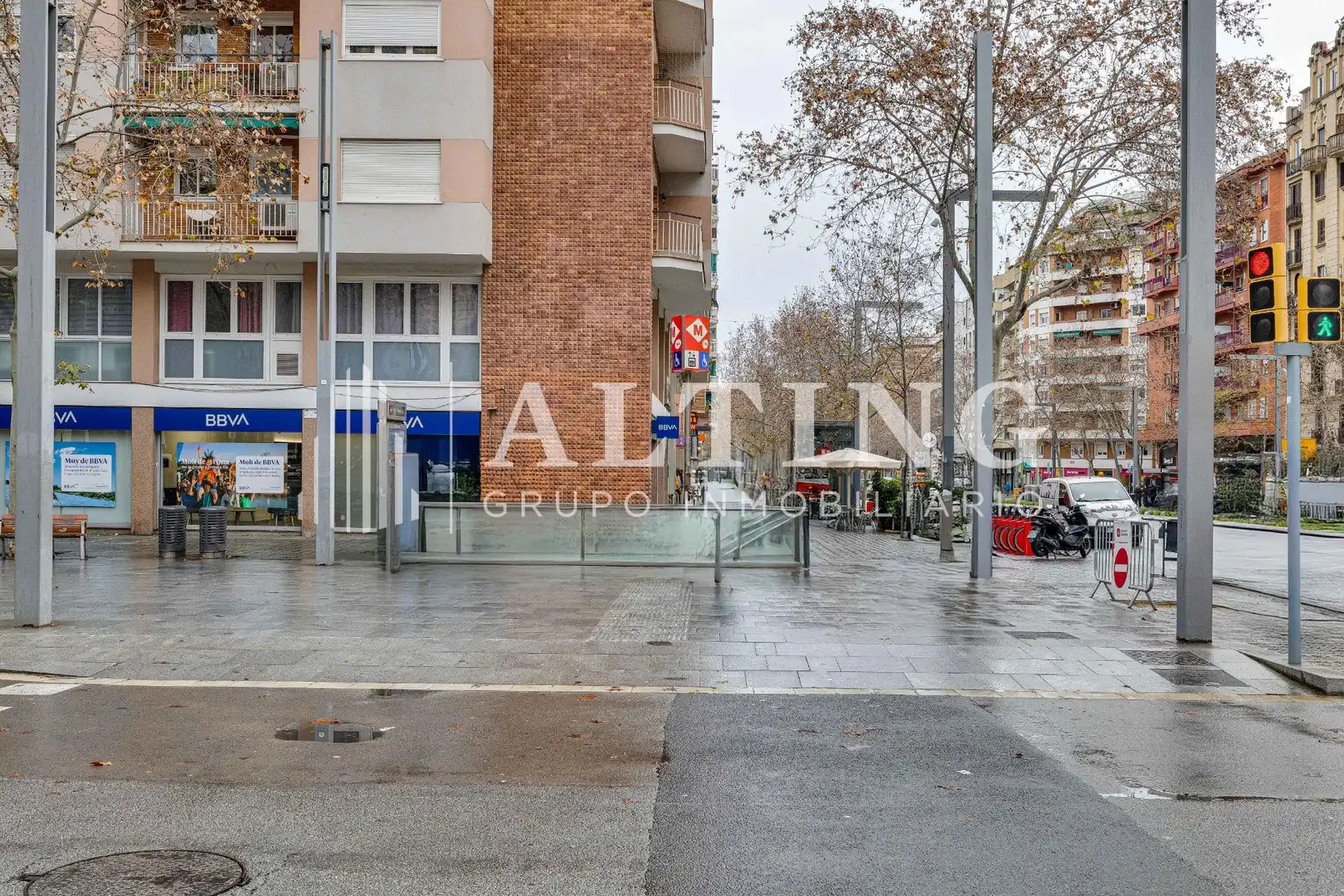 Vista exterior de Local en venda en Barcelona amb Aire condicionat i Moblat