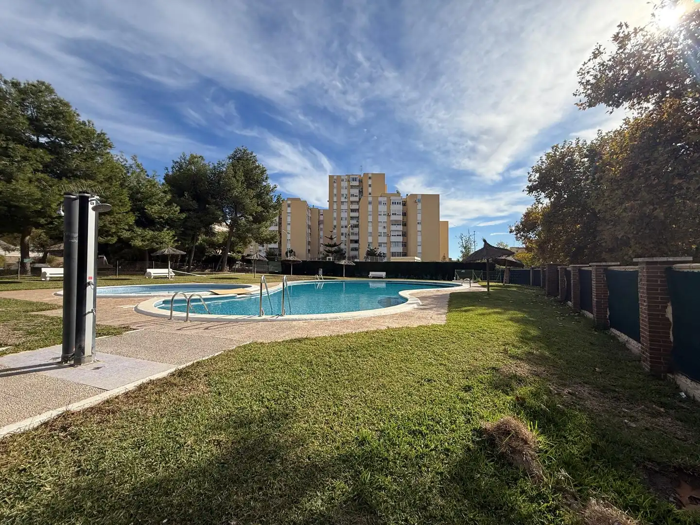 Piscina de Pis en venda en Alicante / Alacant amb Aire condicionat, Calefacció i Moblat