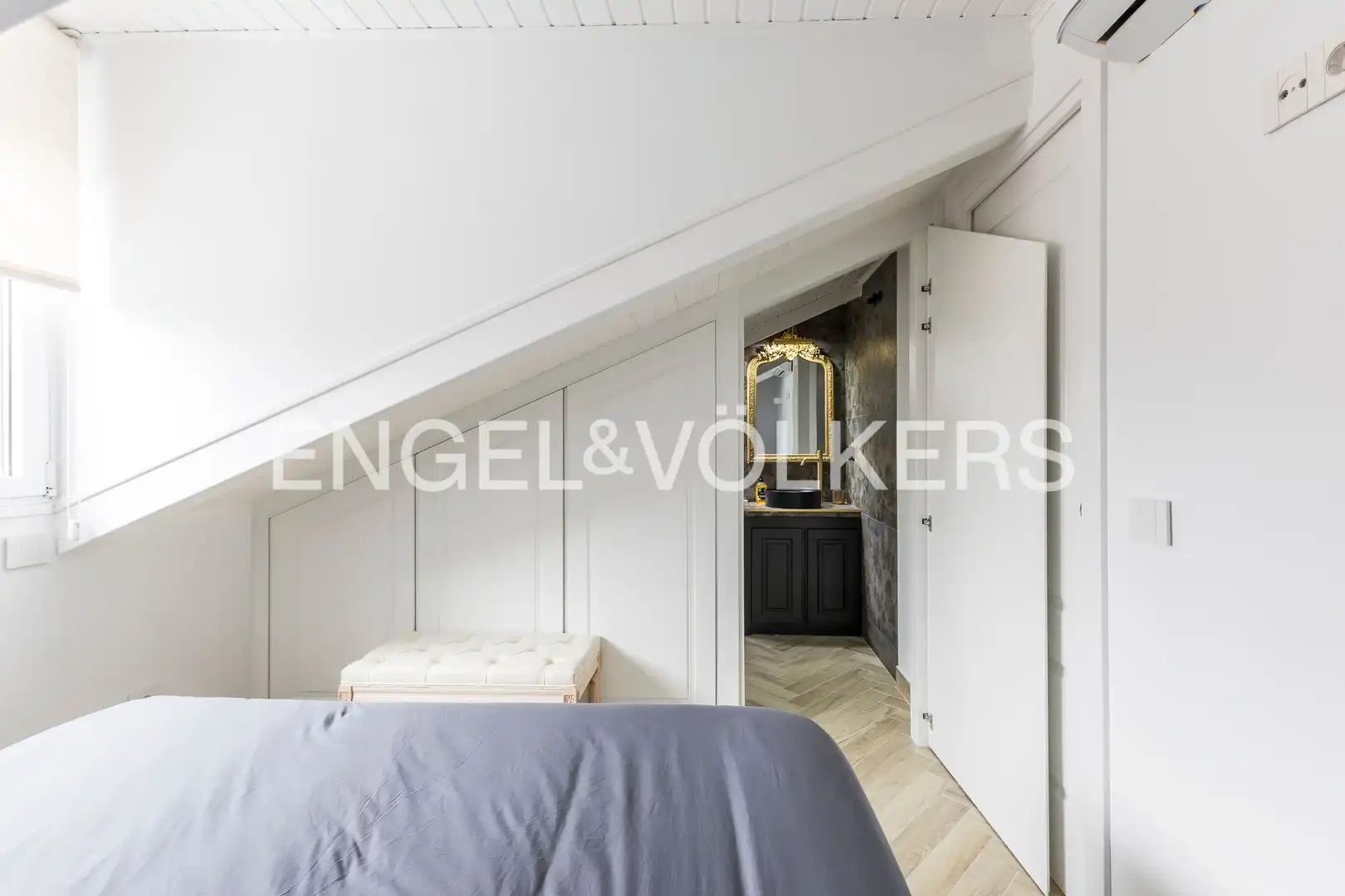 Schlafzimmer von Dachboden zur Miete in Madrid mit Klimaanlage, Heizung und Terrasse