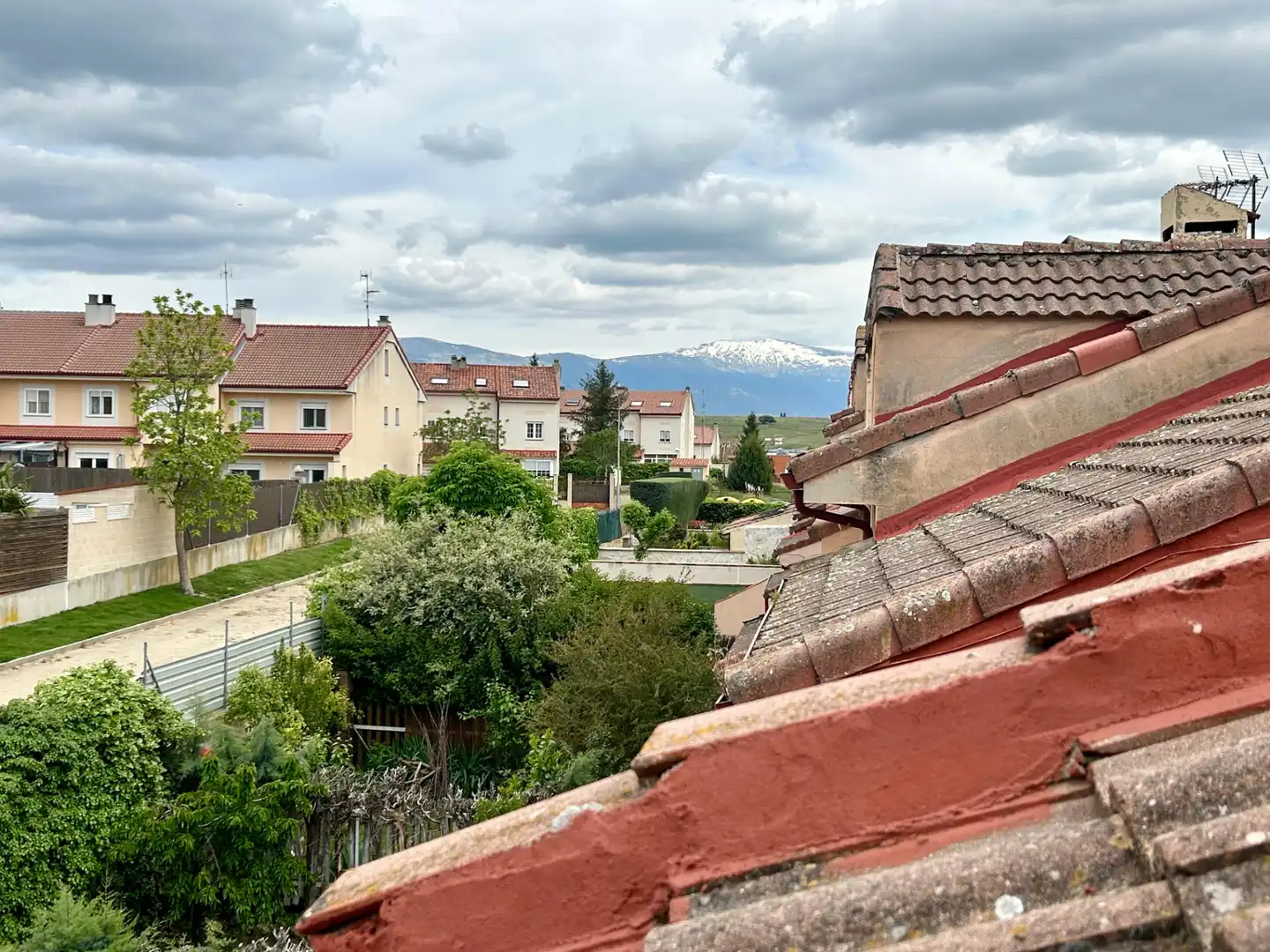 Vista exterior de Casa adosada en venda en La Lastrilla  amb Calefacció, Jardí privat i Parquet