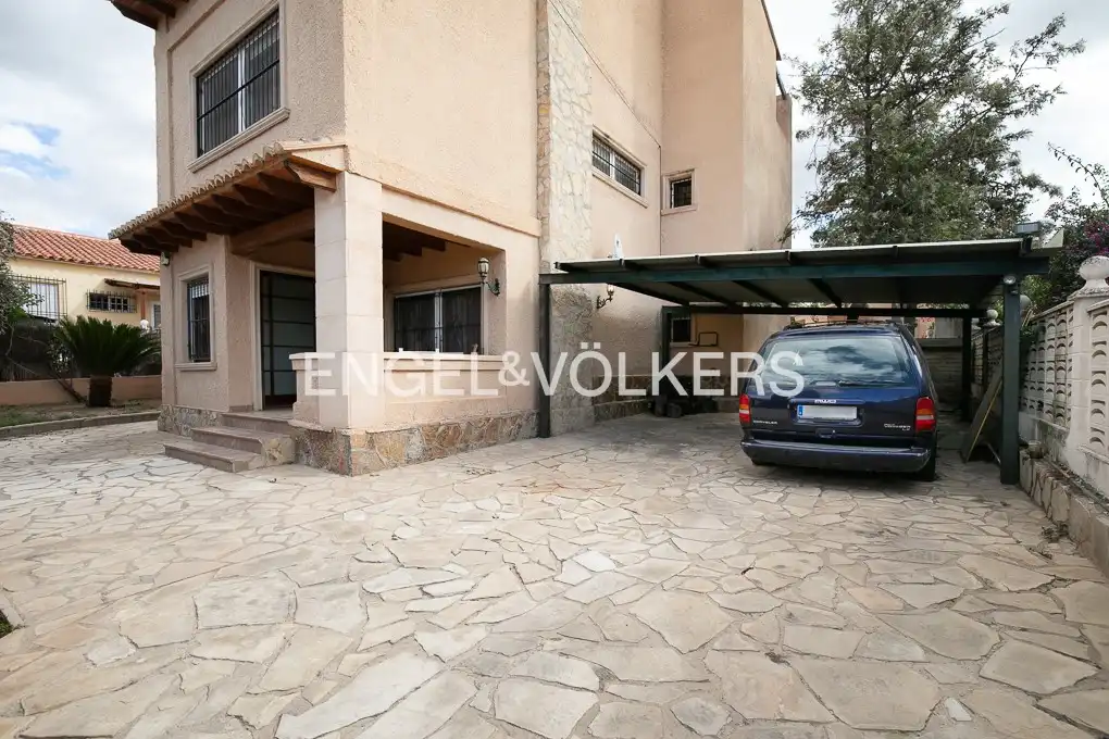 Vista exterior de Casa o chalet de alquiler en L'Eliana con Aire acondicionado, Calefacción y Jardín privado
