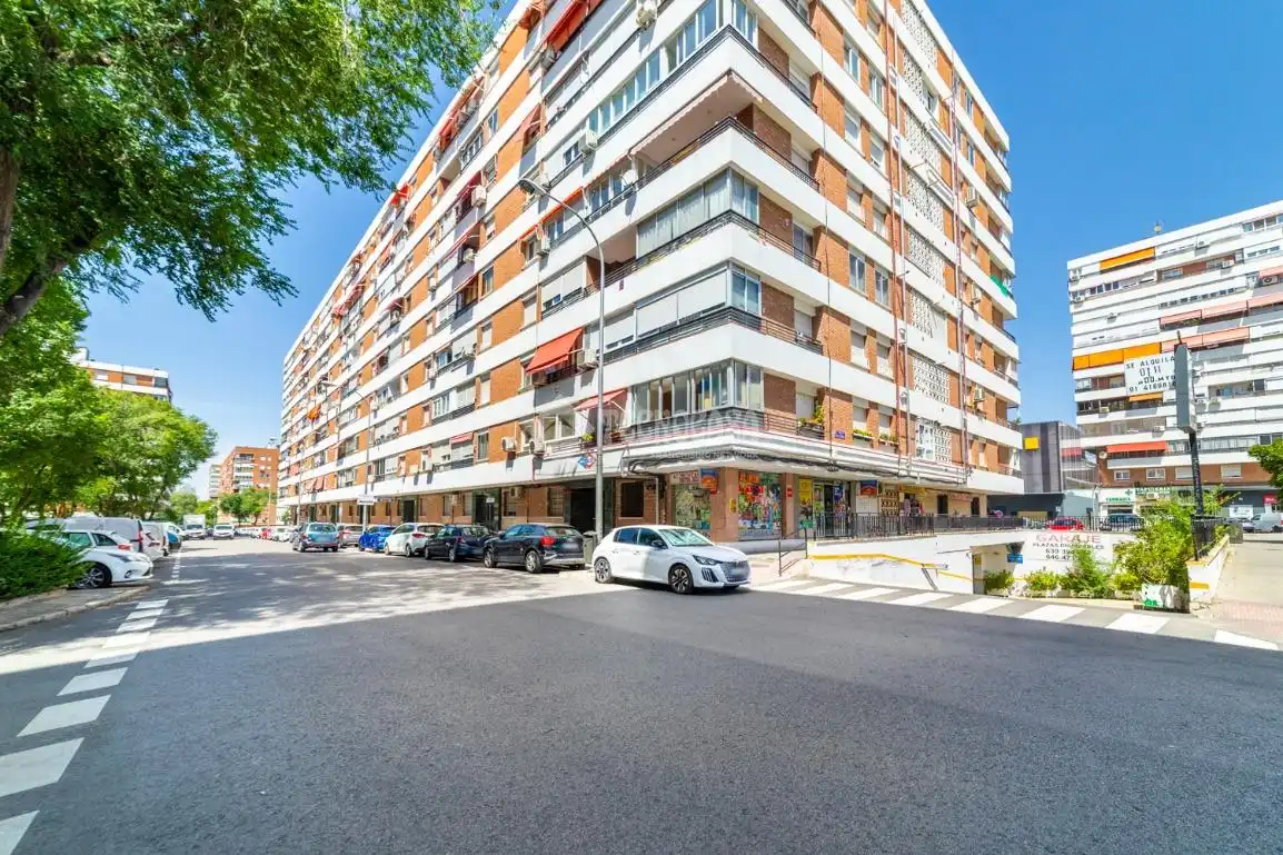 Vista exterior de Piso en venta en Madrid con Calefacción y Terraza