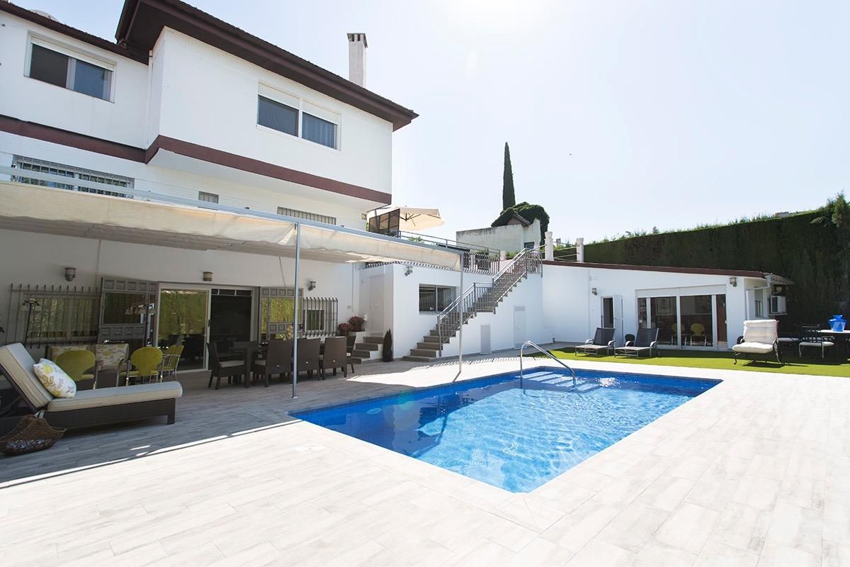 Piscina de Casa o xalet en venda en  Granada Capital amb Aire condicionat, Calefacció i Jardí privat