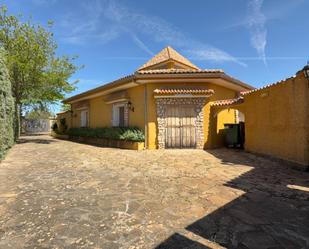 Vista exterior de Finca rústica en venda en Hontoba amb Calefacció, Jardí privat i Terrassa