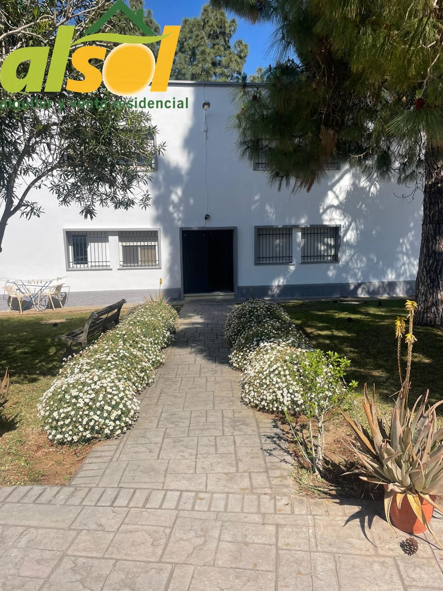 Vista exterior de Apartament en venda en El Puerto de Santa María amb Jardí privat