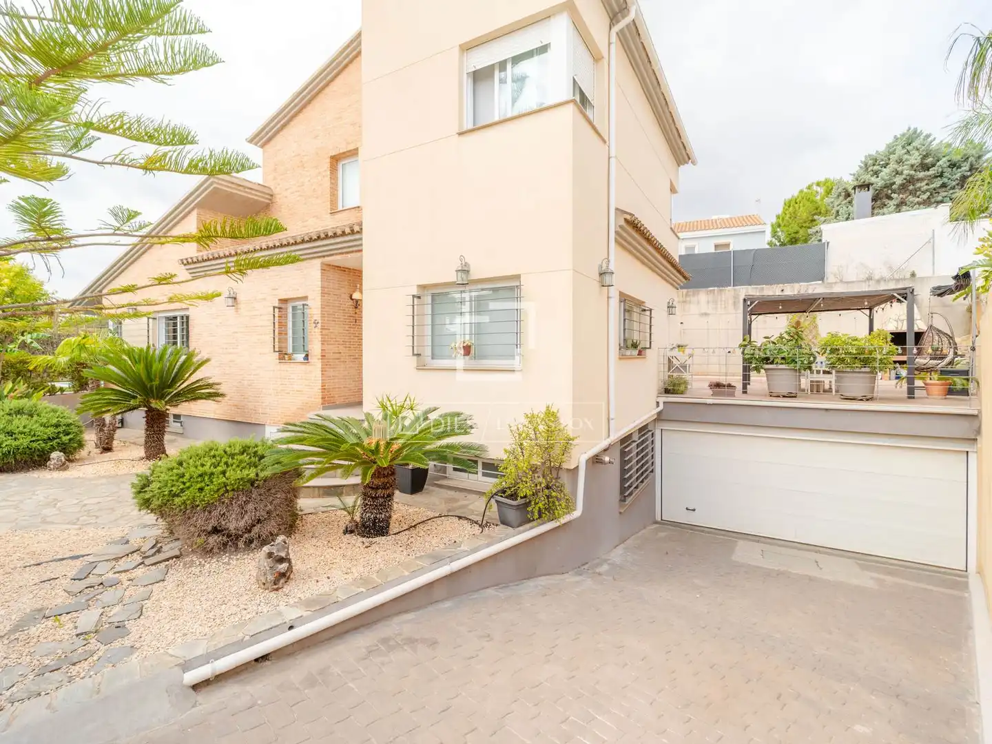 Vista exterior de Casa o xalet en venda en Bétera amb Aire condicionat, Calefacció i Jardí privat
