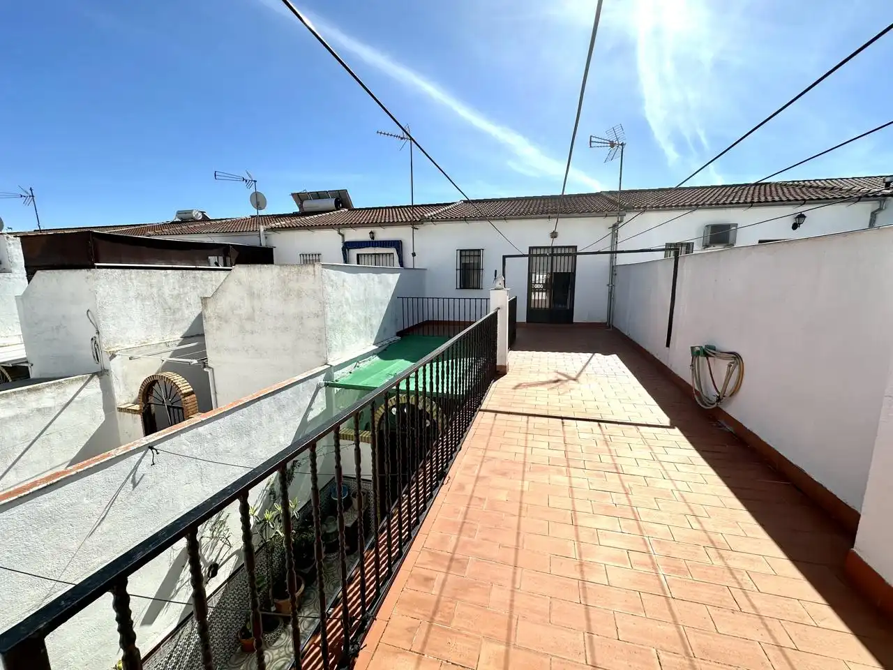 Vista exterior de Casa adosada en venda en Sierra de Yeguas amb Aire condicionat, Jardí privat i Terrassa