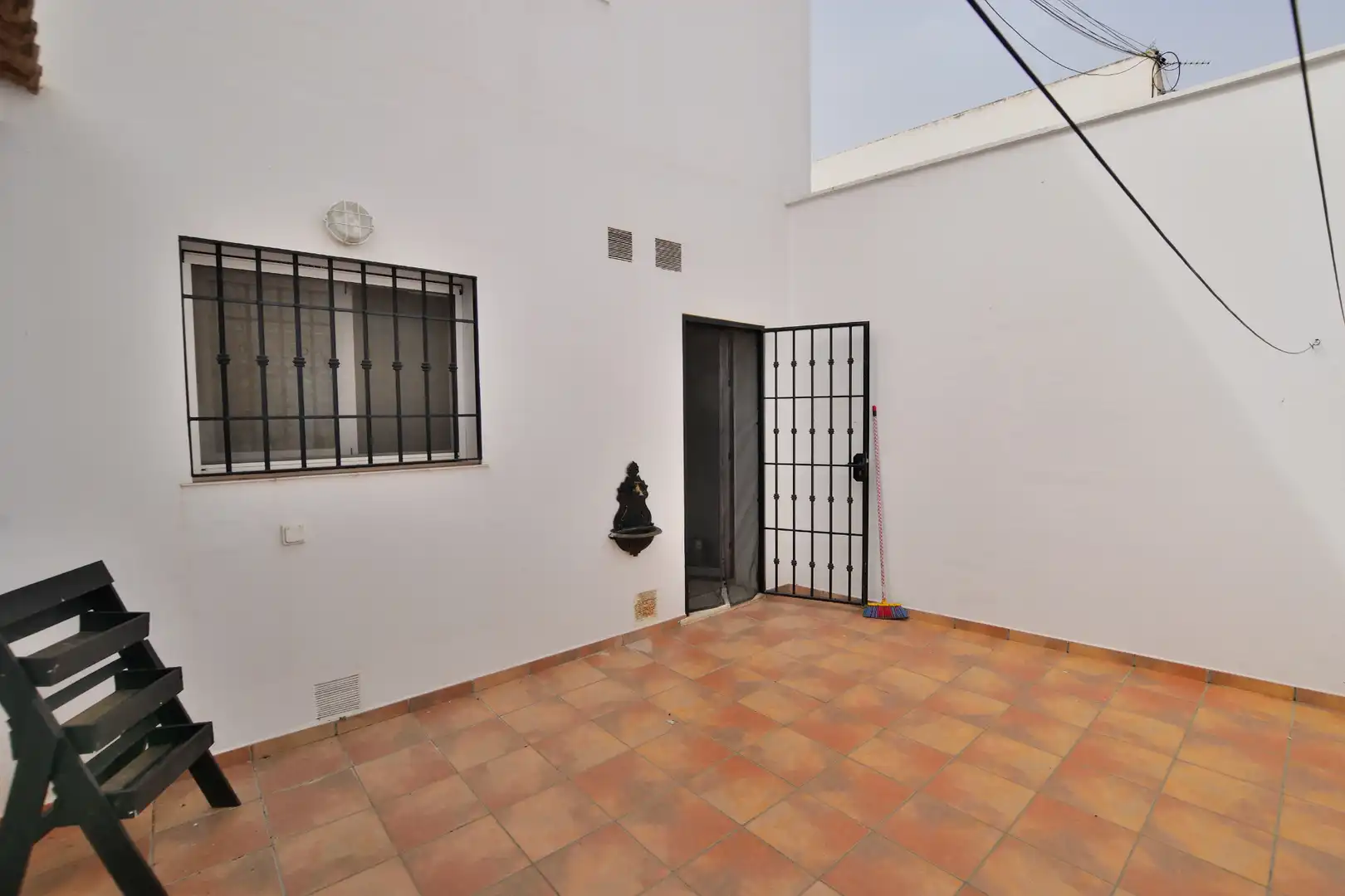 Vista exterior de Casa adosada en venda en Cuevas del Becerro amb Terrassa i Balcó