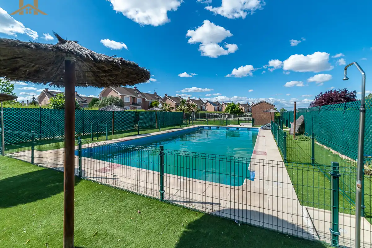 Xalet amb piscina en venda a Avenida Intergolf 70