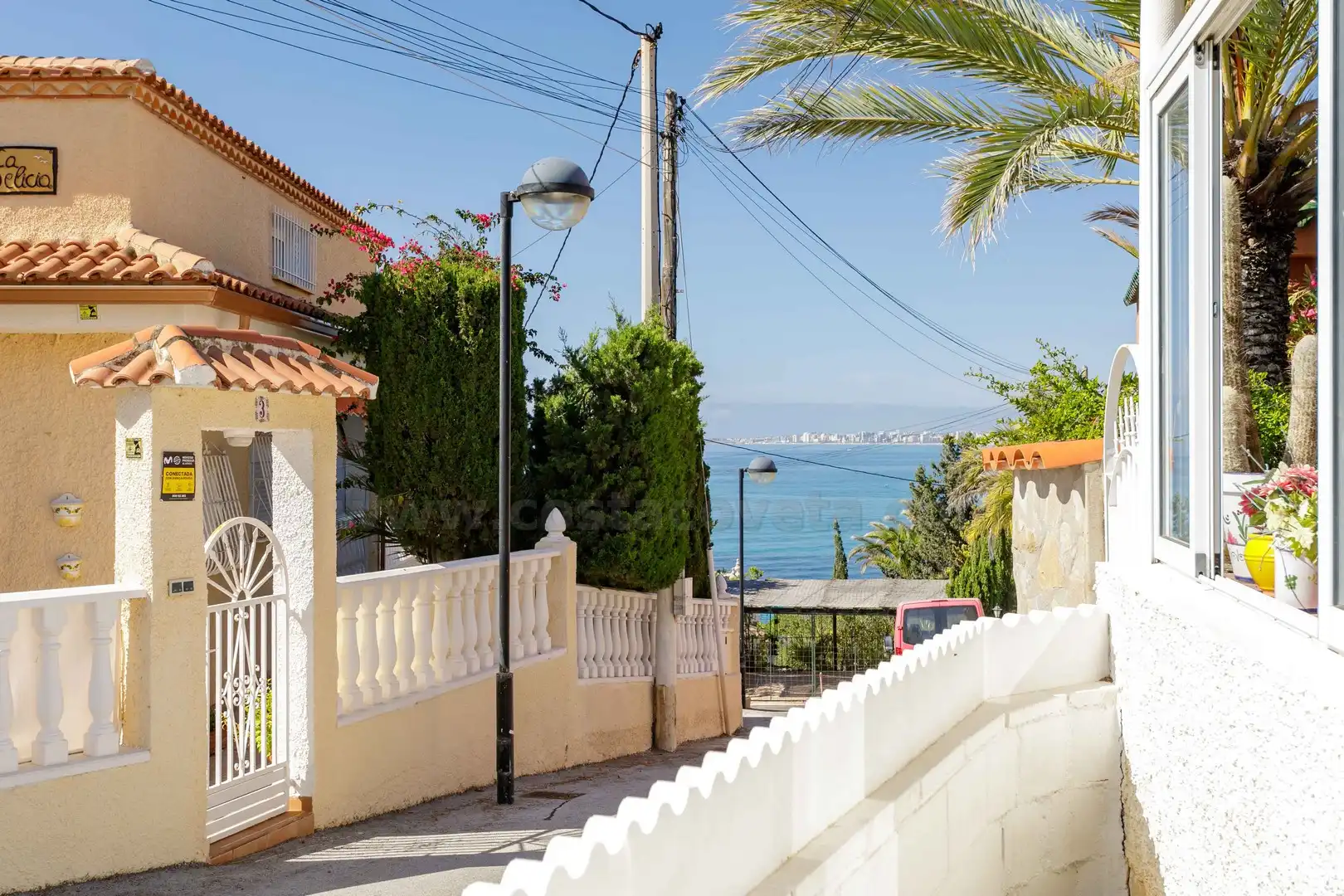 Außenansicht von Haus oder Chalet zum Verkauf in El Campello mit Klimaanlage, Privatgarten und Terrasse