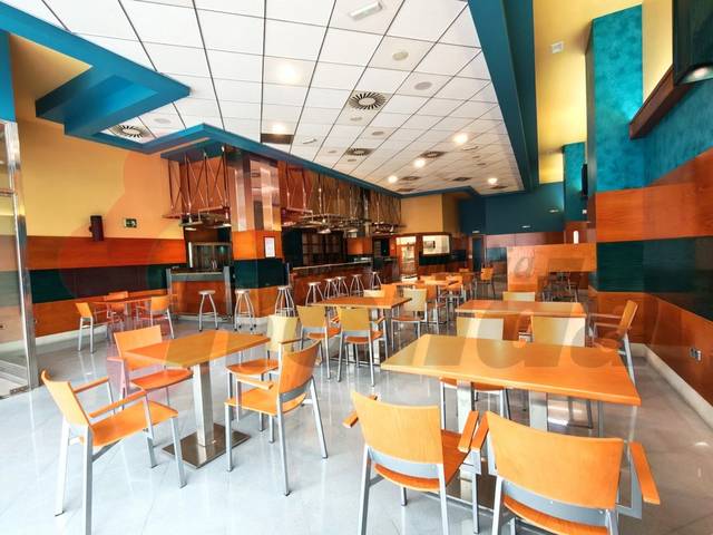 Local comercial en Alquiler en A Piriganlla - Albeiros - Garabolos