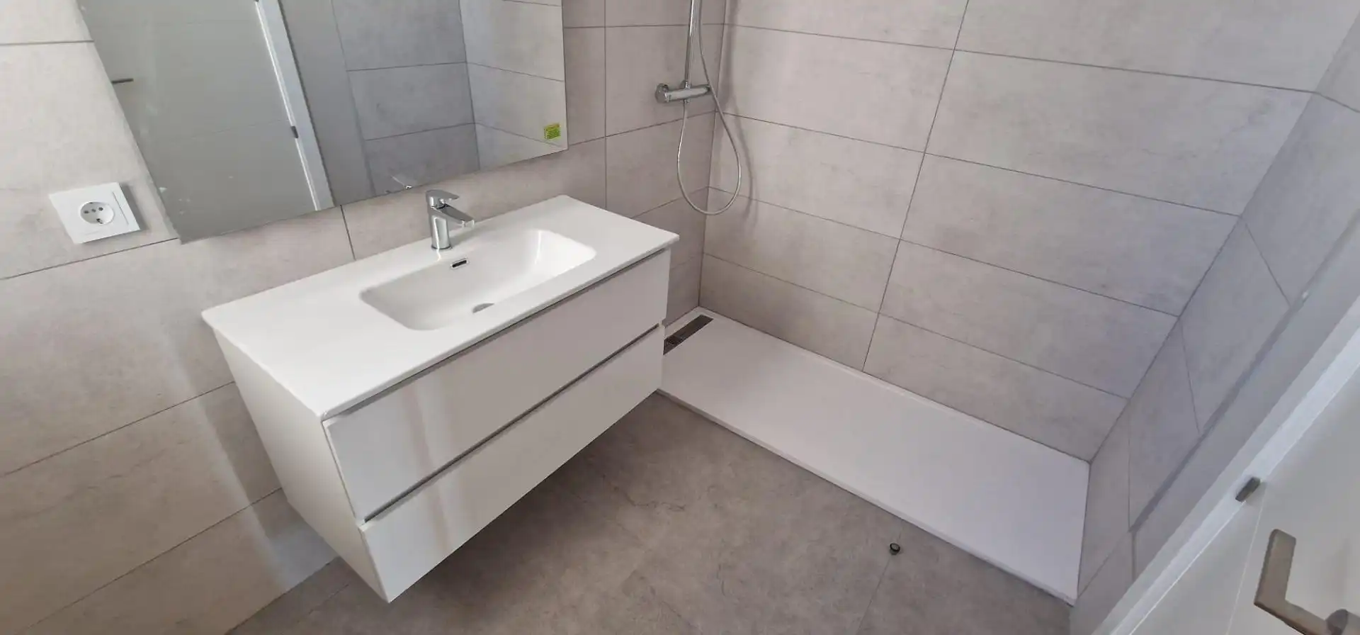 Badezimmer von Einfamilien-Reihenhaus zur Miete in Guillena mit Privatgarten, Balkon und Gemeinschaftspool