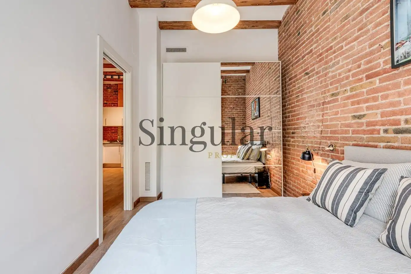 Dormitori de Apartament en venda en Barcelona amb Aire condicionat, Calefacció i Moblat