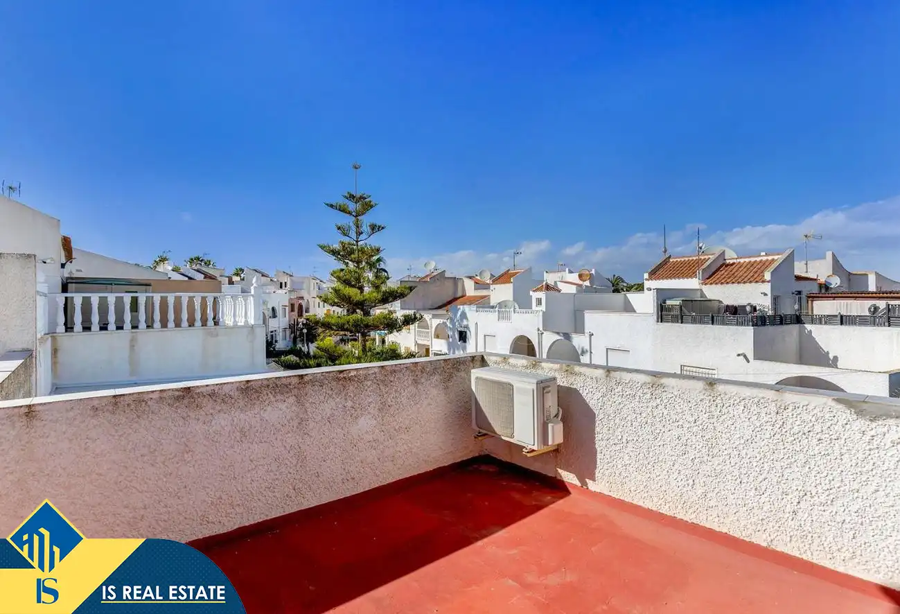 Terrasse von Einfamilien-Reihenhaus zum Verkauf in Torrevieja mit Klimaanlage, Heizung und Privatgarten