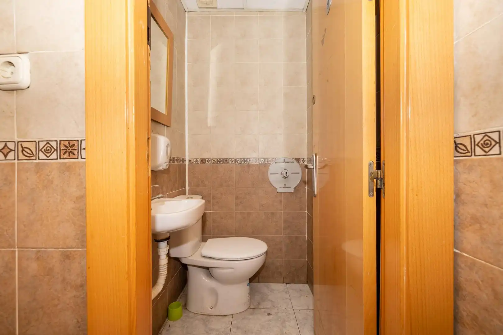 Bany de Local en venda en Granada
