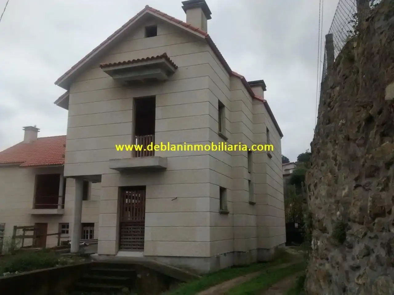 Vista exterior de Casa adosada en venda en Moaña amb Terrassa i Balcó