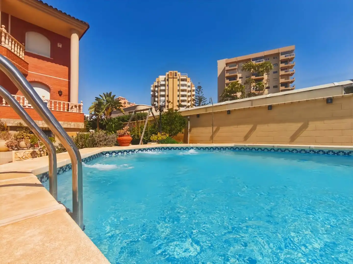 Detached house with pool for sale in Roquetas de Mar ciudad
