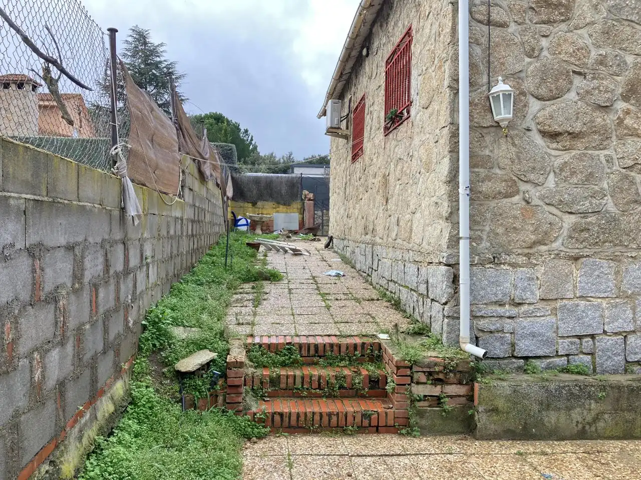 Vista exterior de Casa o xalet en venda en Pelayos de la Presa amb Jardí privat, Terrassa i Piscina
