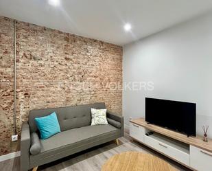 Sala d'estar de Apartament de lloguer en  Madrid Capital amb Aire condicionat, Calefacció i Moblat