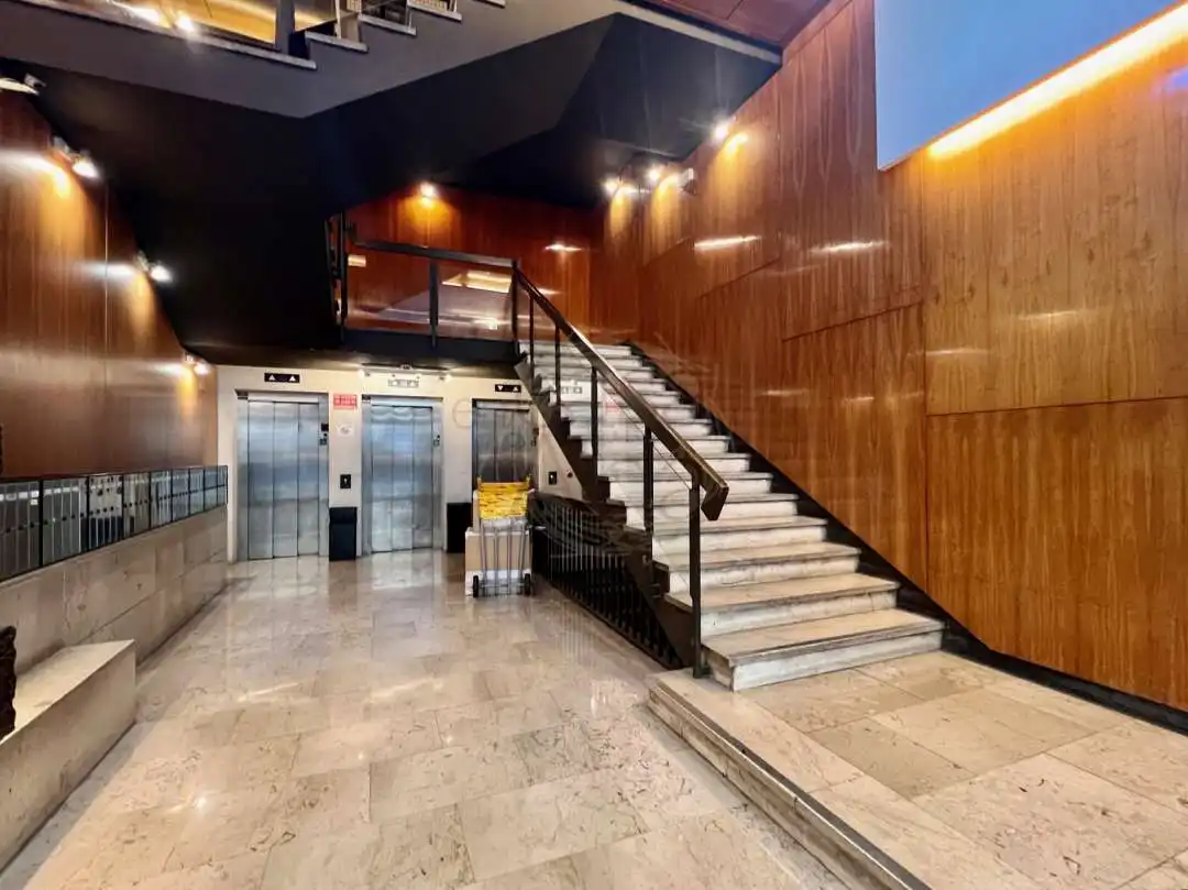 Office space with lift for sale in Gran Vía de Don Diego López de Haro 17, imagen 2