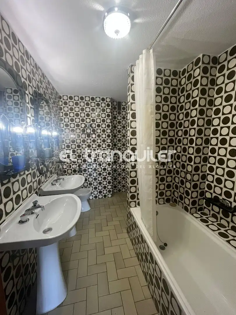 Bathroom of Flat for rent in Madrid  with Parquet flooring, Terrace and Washing machine