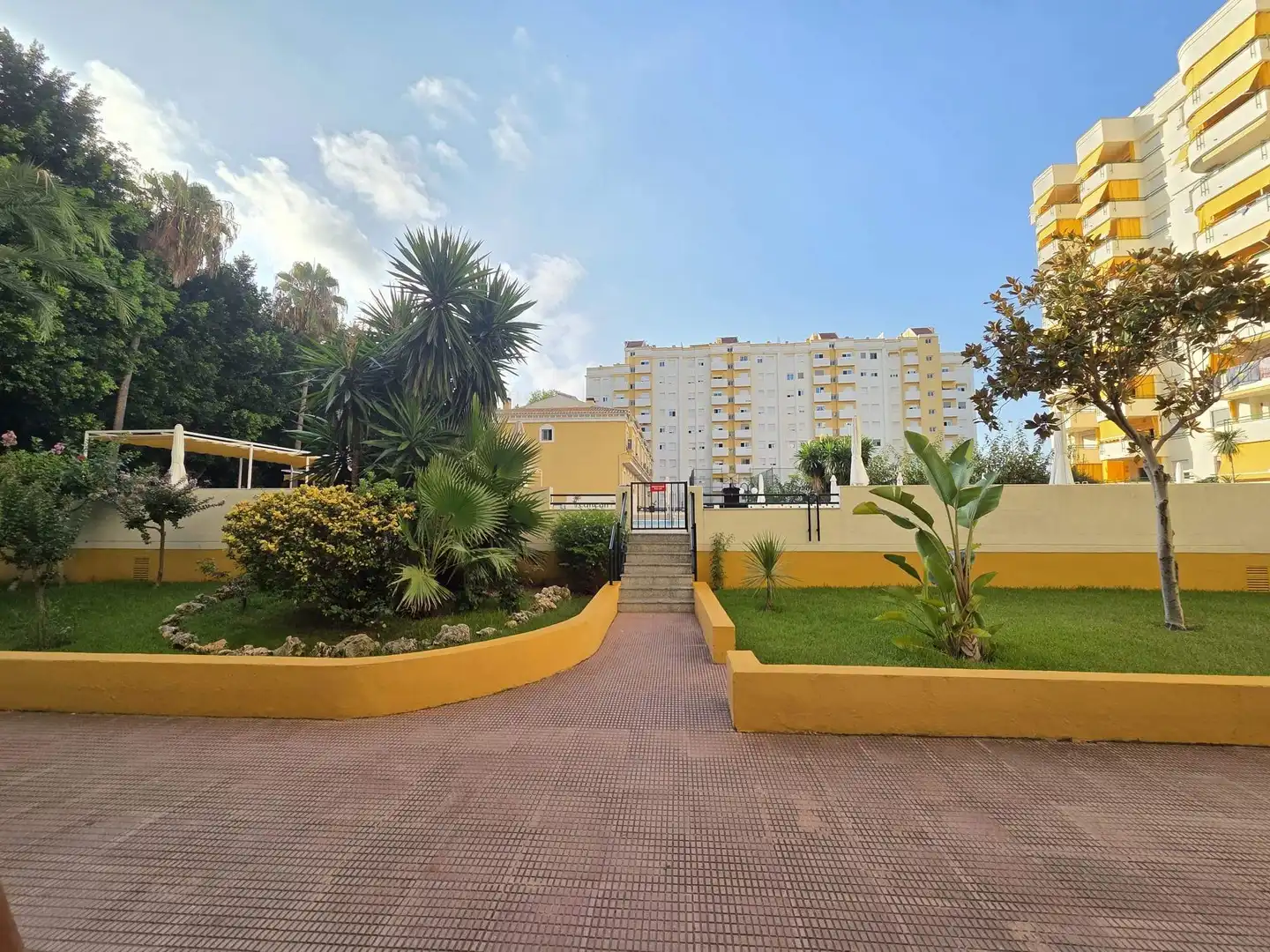 Vista exterior de Casa adosada en venda en Gandia amb Aire condicionat, Jardí privat i Terrassa