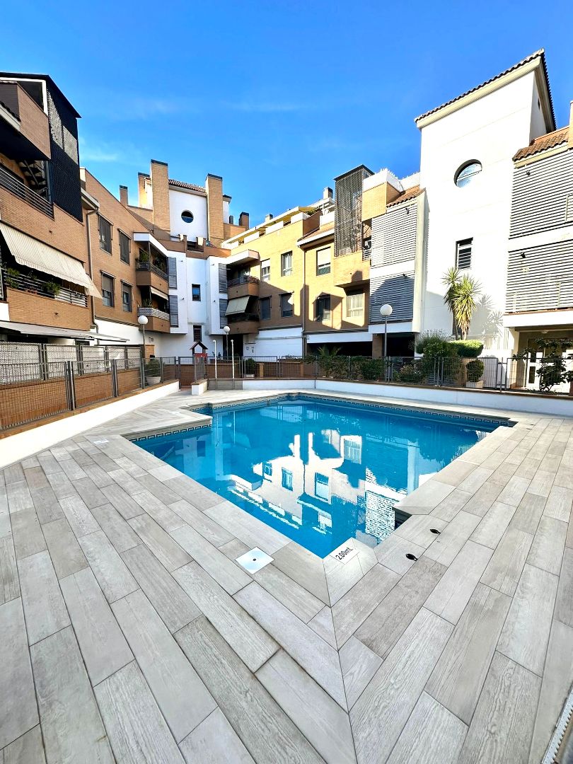 Swimming pool of Flat for sale in  Madrid Capital  with Air Conditioner, Private garden and Terrace