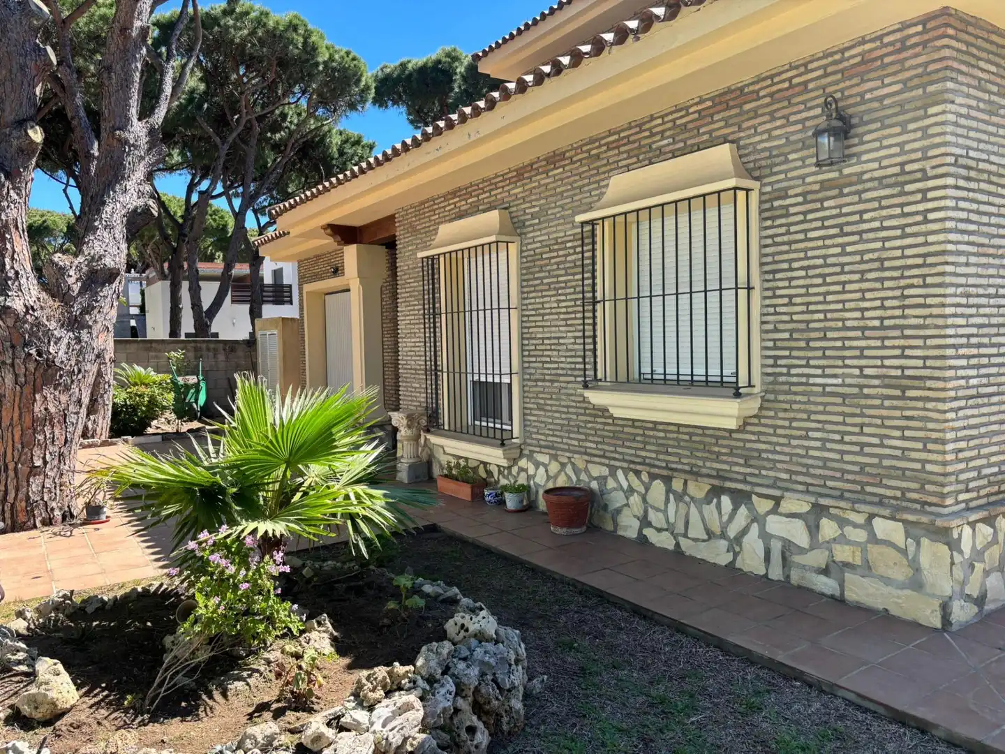 Vista exterior de Casa o xalet de lloguer en Chiclana de la Frontera
