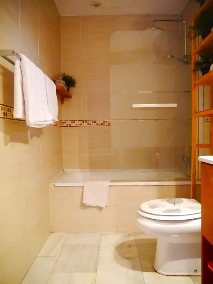 Baño de Apartamento en venta en Fuengirola con Aire acondicionado, Calefacción y Jardín privado