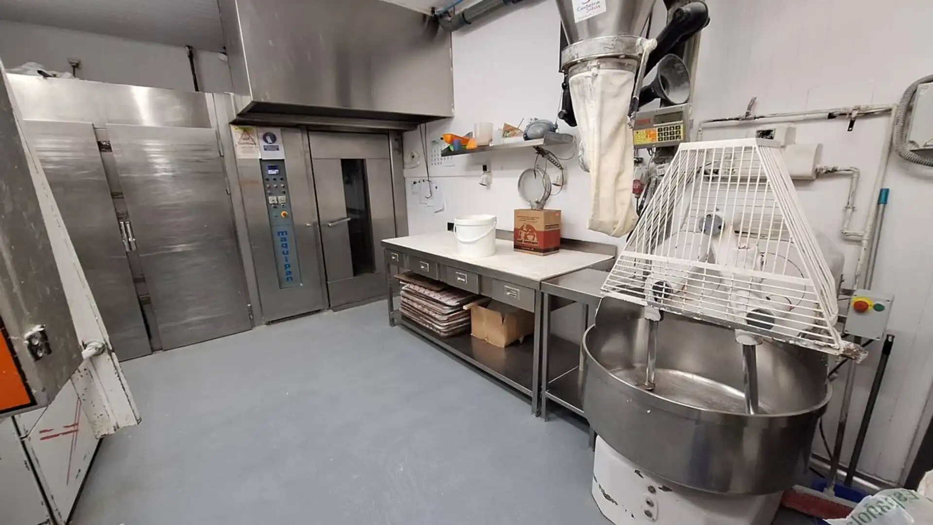 Cocina de Nave industrial en traspaso en Fuenlabrada con Alarma