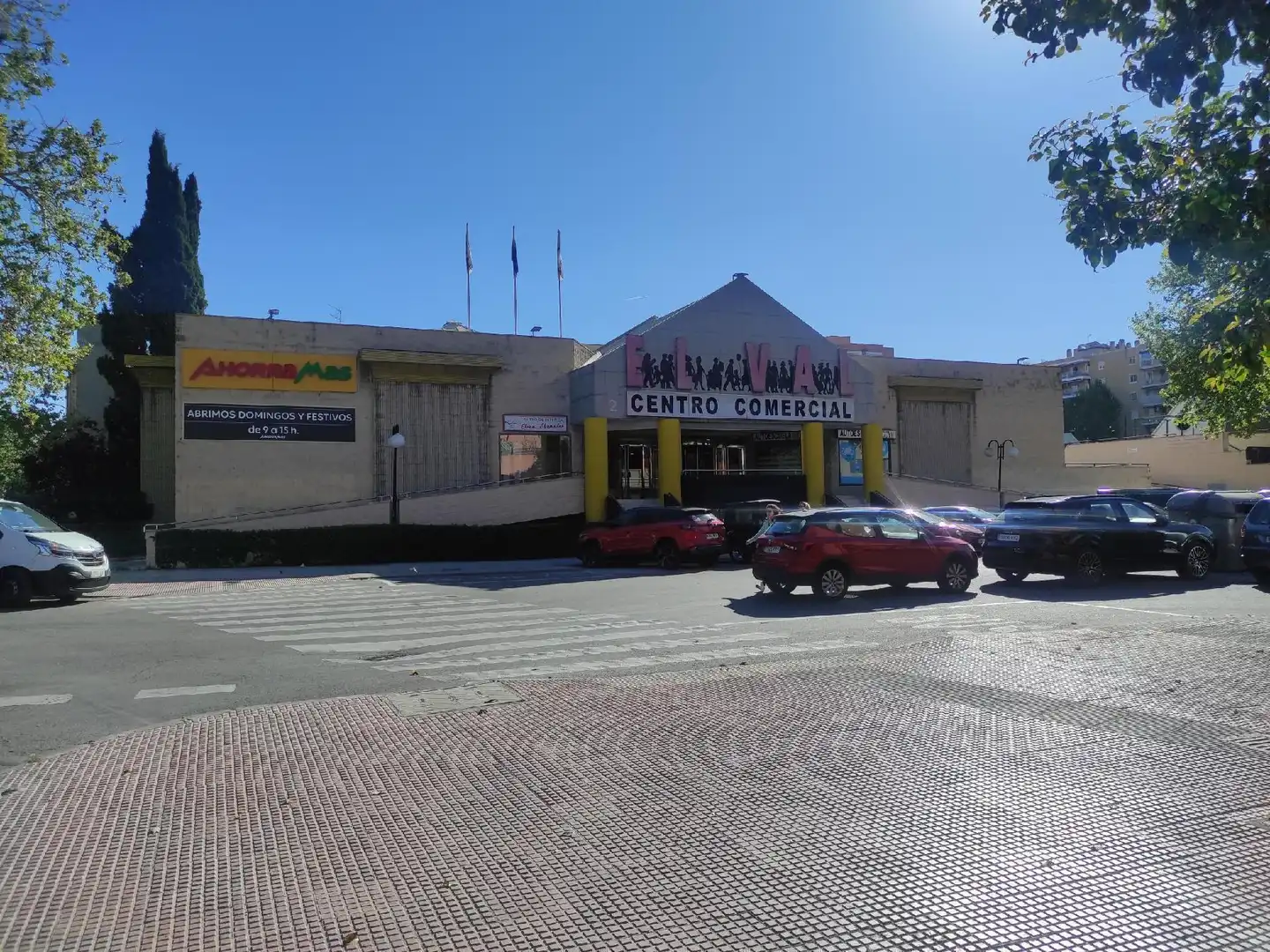Vista exterior de Local en venta en Alcalá de Henares