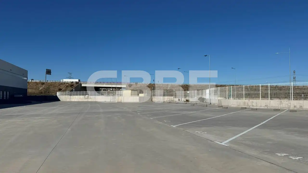 Parkplatz von Fabrikhallen zur Miete in Illescas