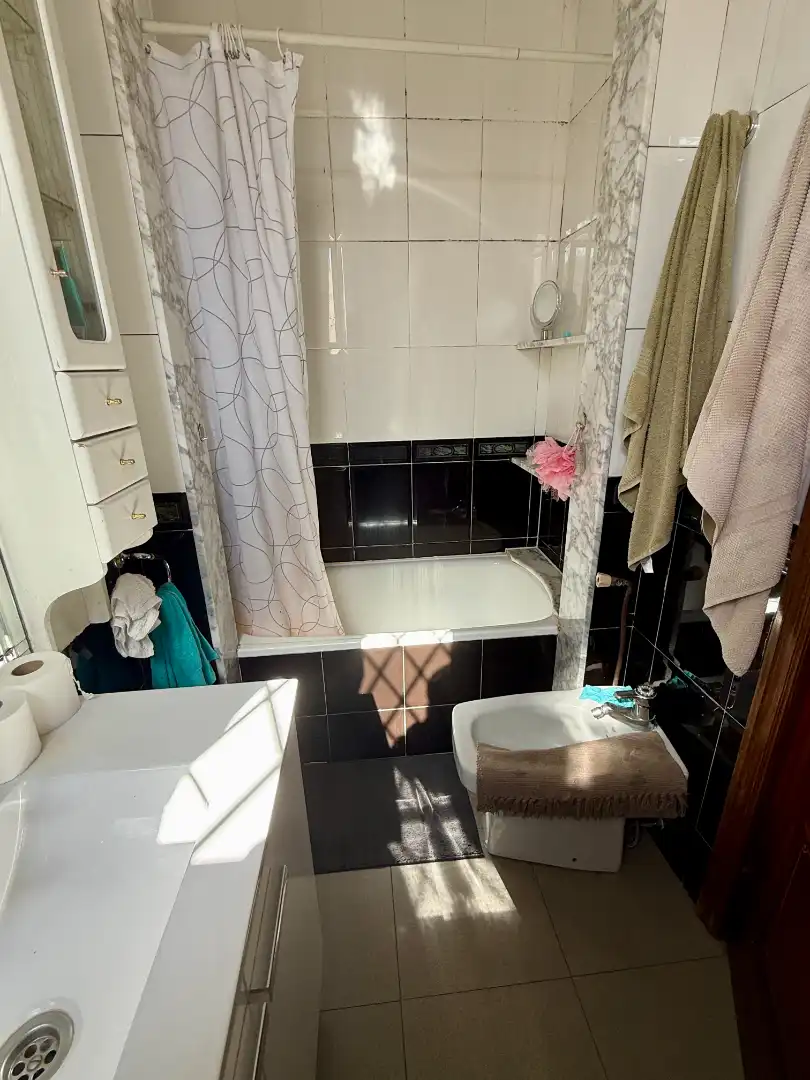 Badezimmer von Dachboden zum Verkauf in Barcelona mit Heizung, Terrasse und Balkon