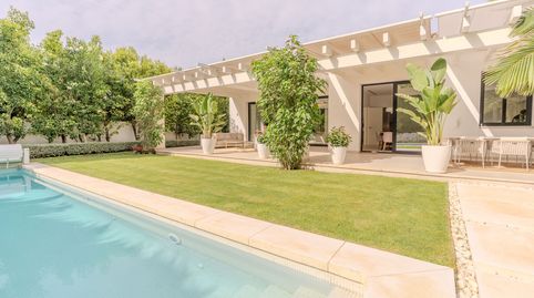 Villa renovada orientada al sur con piscina privada en la Milla de Oro de Marbella.