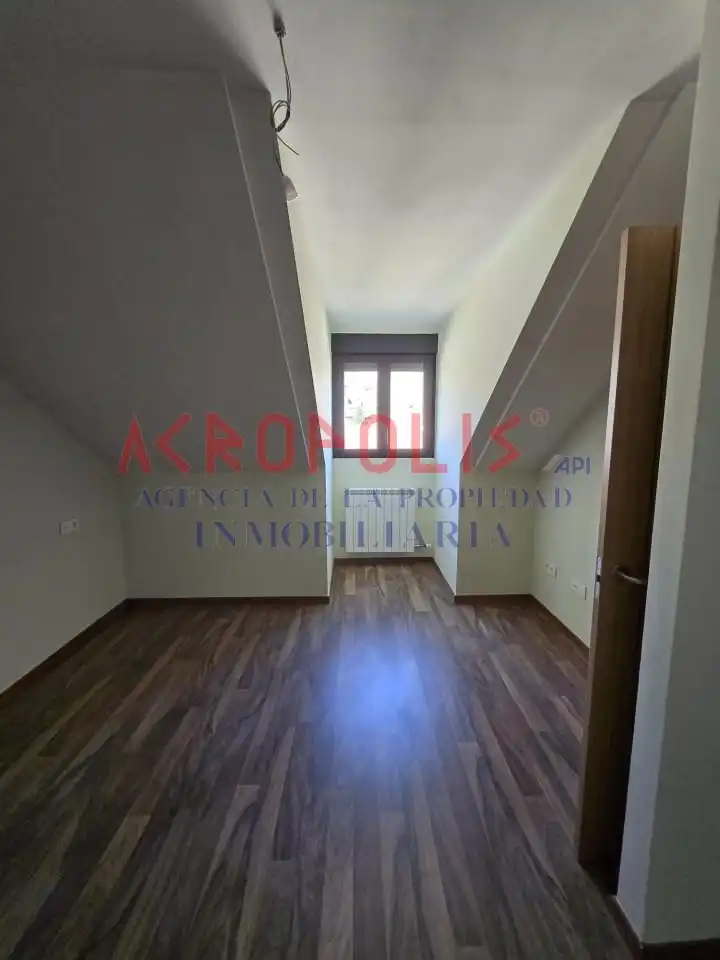 Schlafzimmer von Maisonette zum Verkauf in Puebla de Lillo mit Heizung und Abstellraum