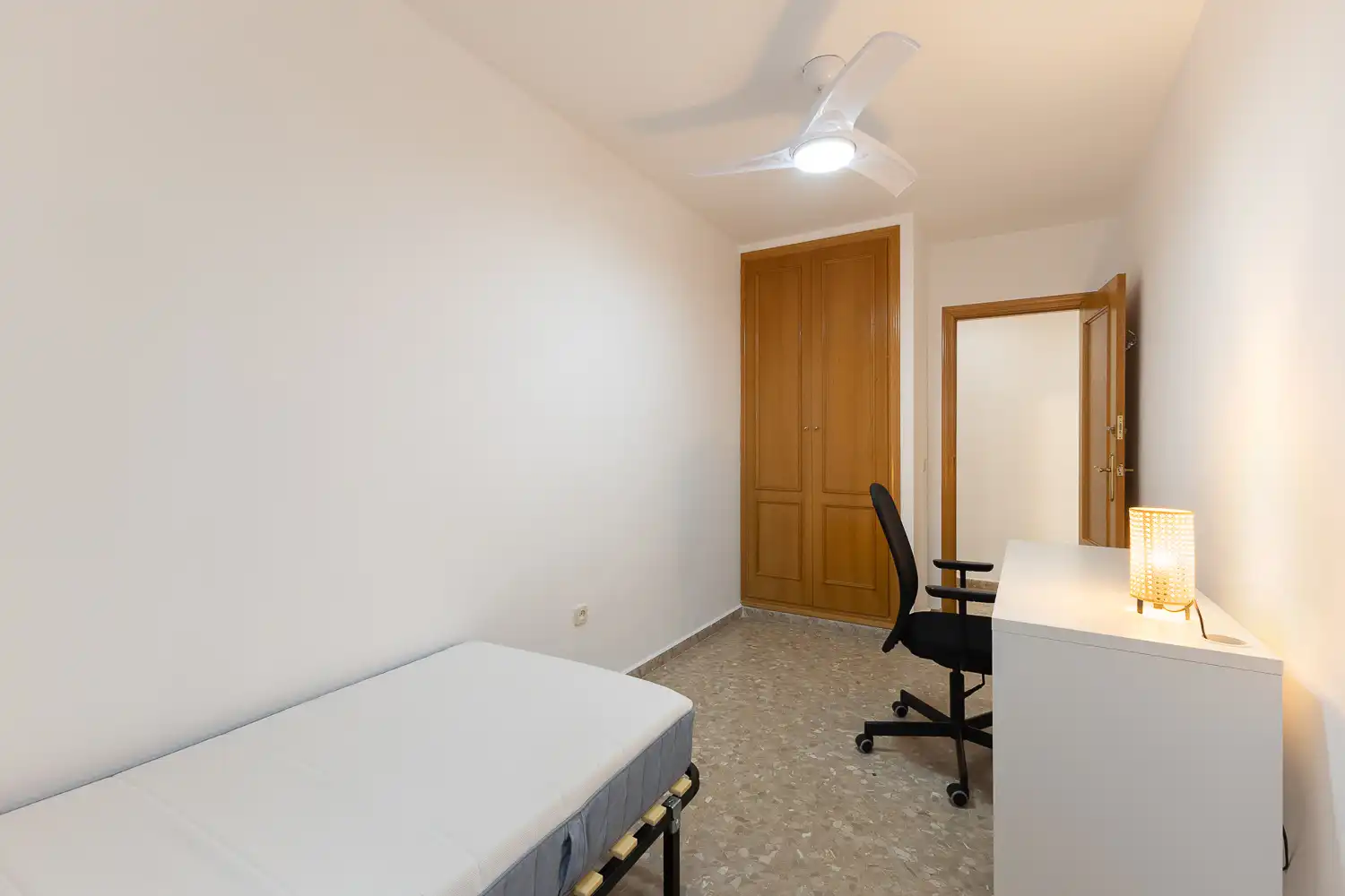 Schlafzimmer von Wohnung zur Miete in Valencia mit Klimaanlage, Heizung und Balkon
