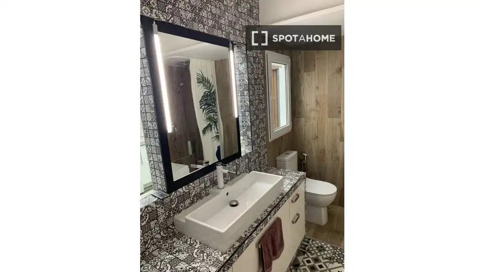 Bathroom of Flat for rent in Valencia  with Air Conditioner, Heating and Furnished