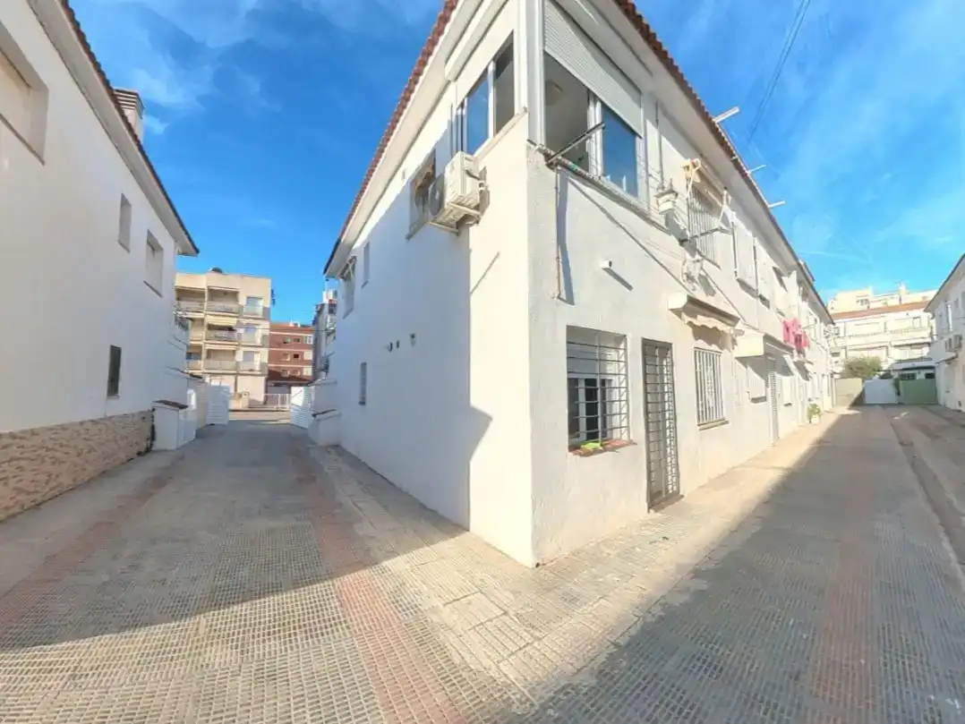Vista exterior de Casa adosada en venda en Cunit amb Aire condicionat i Balcó