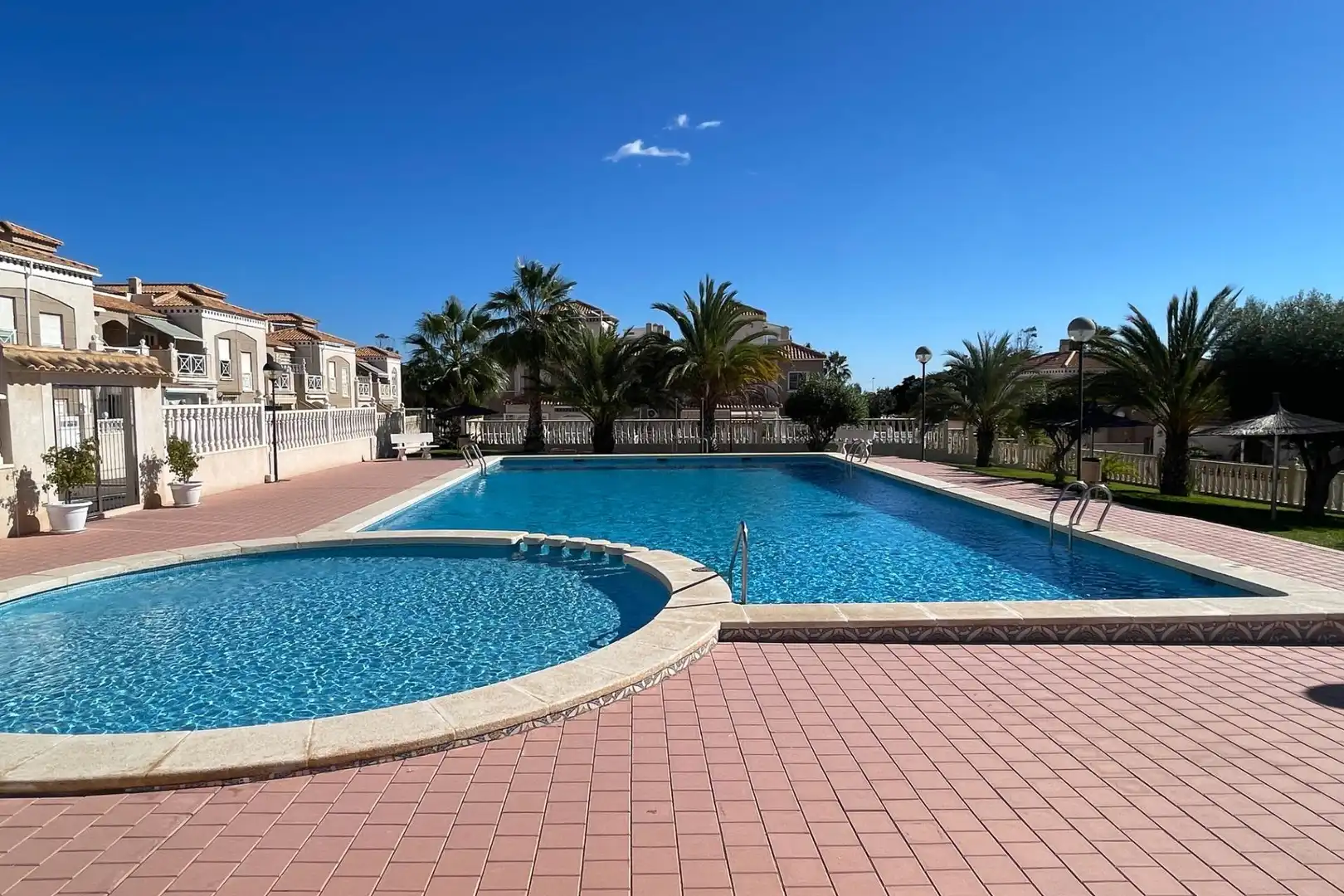 Piscina de Casa adosada en venda en Torrevieja amb Aire condicionat, Jardí privat i Terrassa