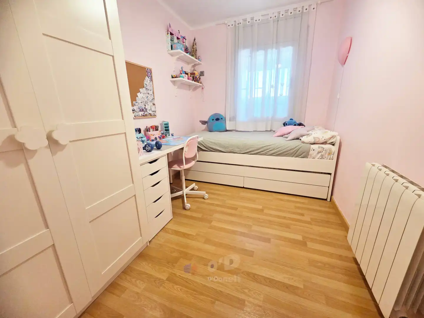 Schlafzimmer von Dachboden zum Verkauf in Sant Boi de Llobregat mit Klimaanlage, Terrasse und Ofen
