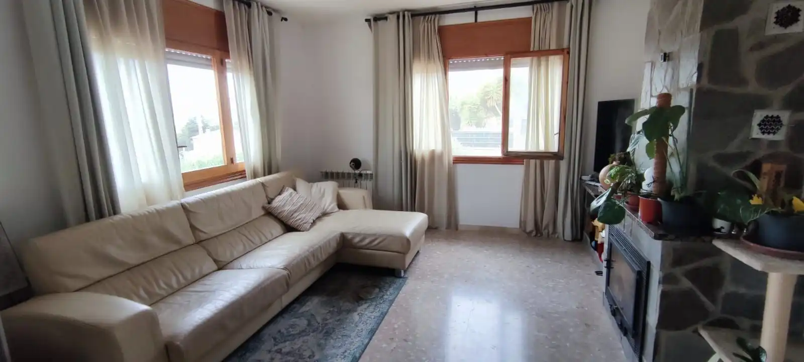 Sala d'estar de Casa o xalet en venda en Vallirana amb Calefacció