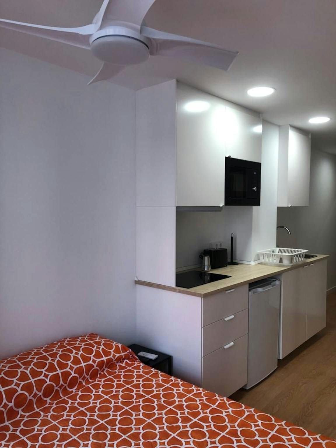 Cocina de Piso de alquiler en  Valencia Capital con Lavadora y TV