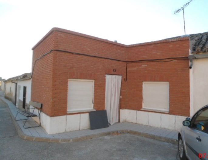 Vista exterior de Casa o xalet en venda en Pedrosa del Rey amb Calefacció, Jardí privat i Terrassa