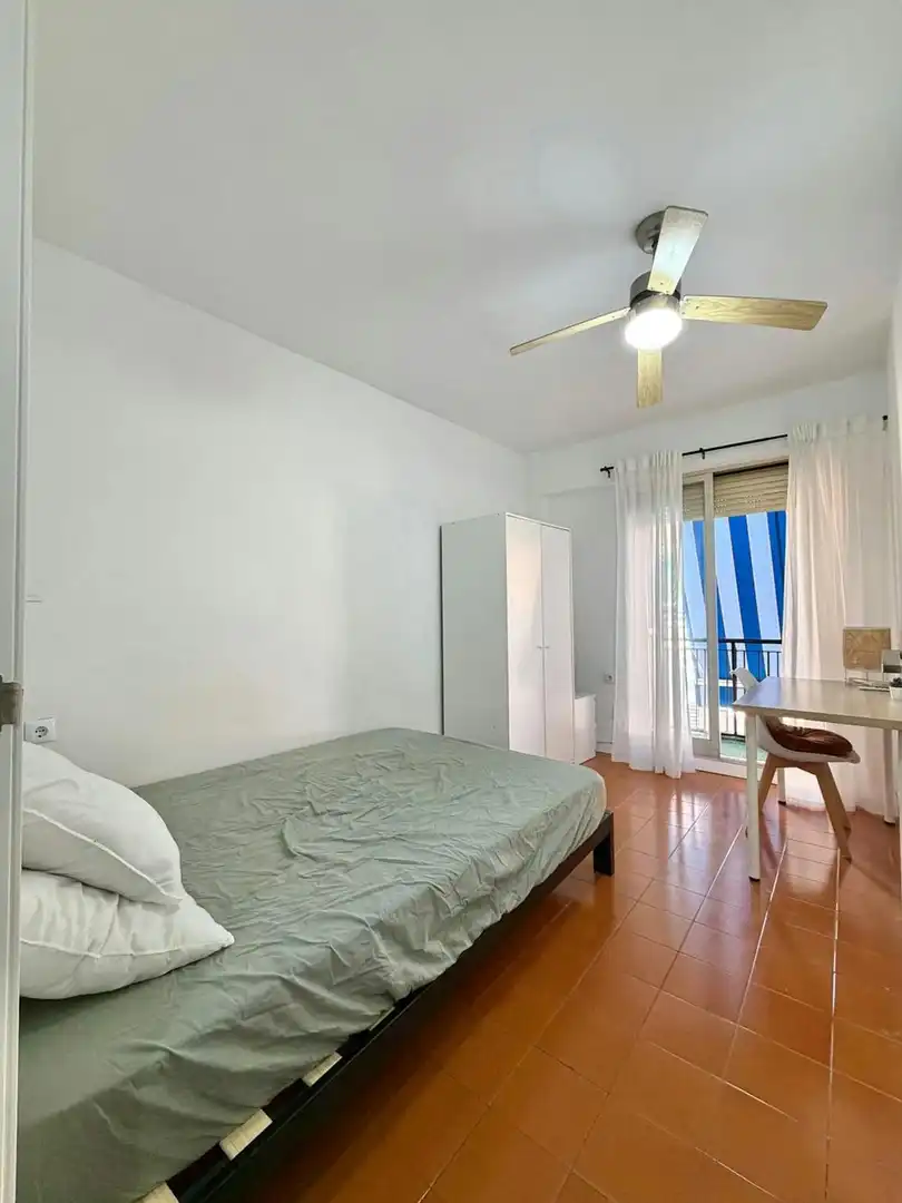 Schlafzimmer von Wohnung zur untervermieten in Valencia mit Waschmaschine