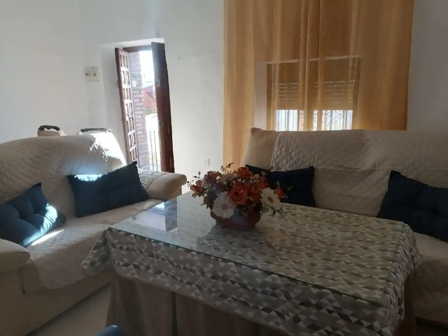 Sala d'estar de Casa adosada en venda en Almodóvar del Río amb Aire condicionat