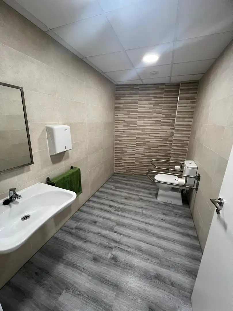 Baño de Local en venta en Las Navas del Marqués  con Calefacción